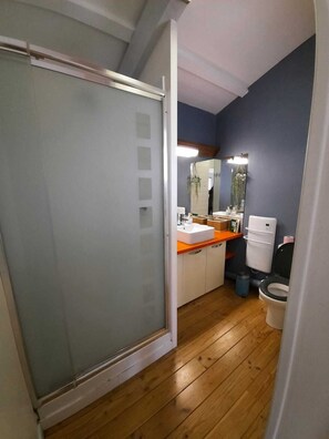 Douche, sèche-cheveux, serviettes fournies, savon