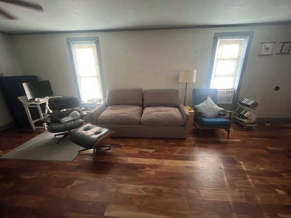 Téléviseur connecté, lecteur de DVD, livres, sélection de films