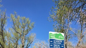 Un panneau indicateur indiquant le chemin vers le sentier de Hickory, le parc Lee Martinez et le sentier de Poudre.