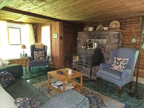 Chimenea, libros y oficina 
