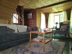 Una chimenea, libros, una oficina