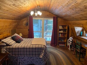 1 bedroom, desk, WiFi, bed sheets - The Mother Lodge - Cozy Cabin on the Creek (Le Roy)