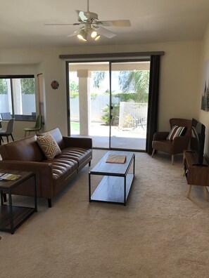 Een smart-tv, een tafeltennistafel, boeken en een kantoor