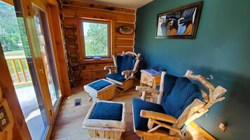 Smart-tv, eldstad, dvd-spelare och böcker