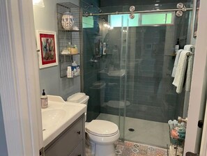 Een douche, een haardroger, handdoeken, zeep