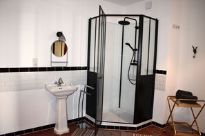 Dusche, Haartrockner, Handtücher, Seife