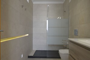 Doccia, asciugacapelli, asciugamani, sapone