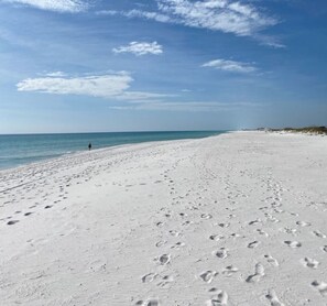 Una spiaggia nelle vicinanze, lettini da mare, teli da spiaggia