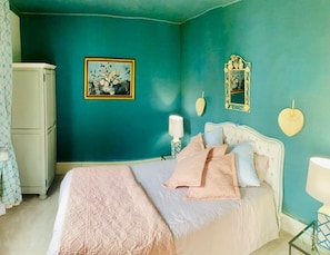 5 bedrooms, iron/ironing board, WiFi, bed sheets
