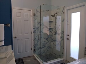 Badewanne, Haartrockner, Handtücher, Seife