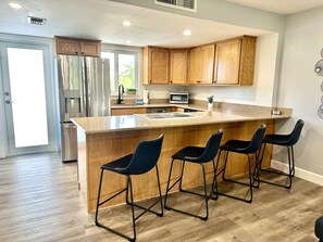 Fridge, microwave, oven, stovetop - TOWNHOUSE FL KEYS ON ATLANTIC, MARINA, PICKLEBALL, TENNIS, POOLS, BIKES, KAYAKS (Key Largo)