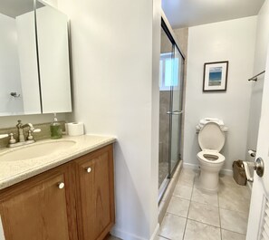 Een douche, een haardroger, handdoeken, zeep