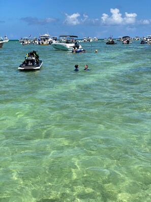 Vlak bij het strand, ligstoelen aan het strand