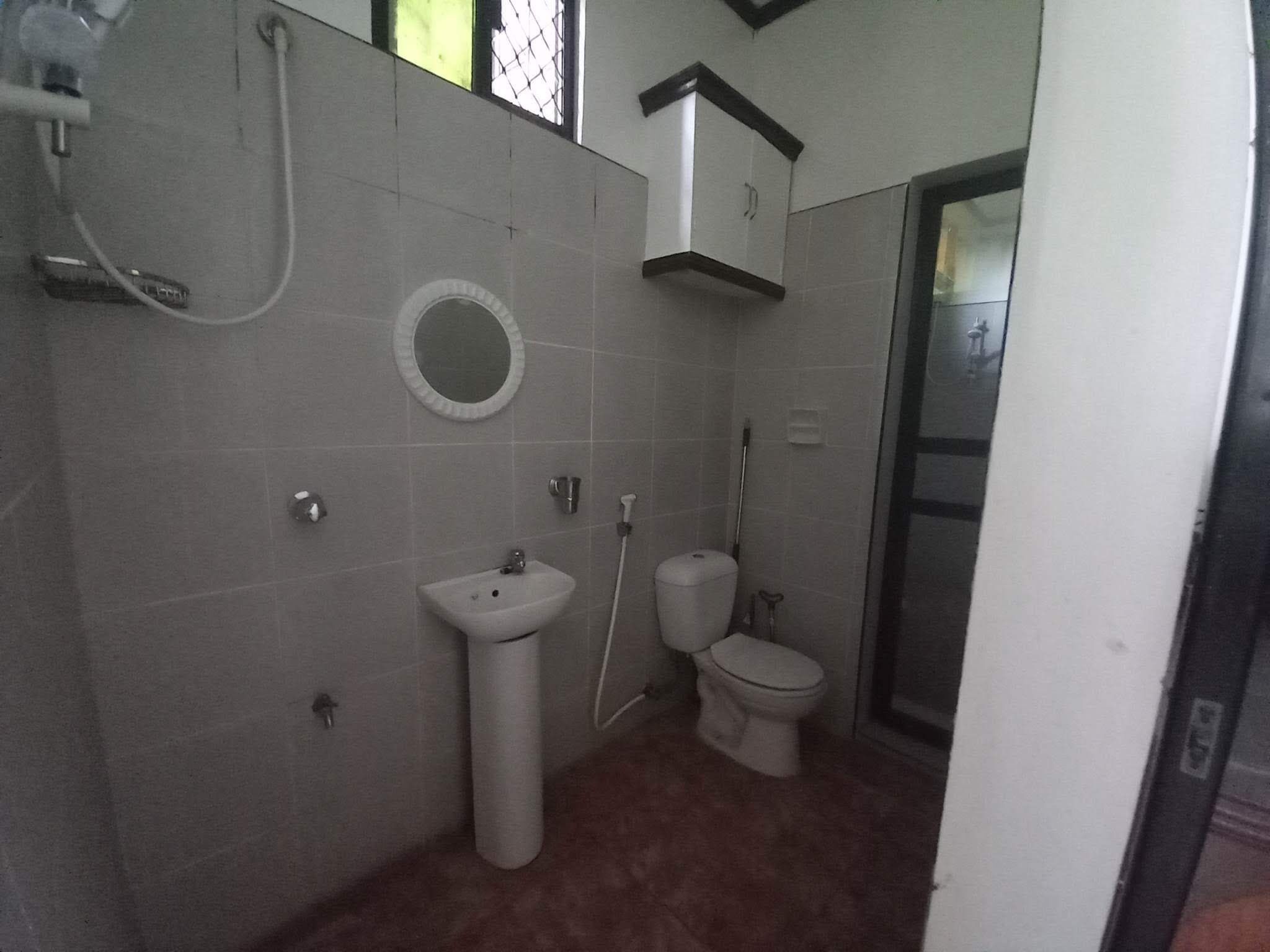 Appartement | Badkamer | Een bad/douchecombinatie, een diep bad, een haardroger, handdoeken