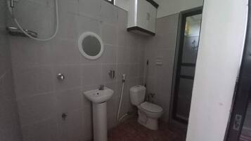 Appartement | Badkamer | Een bad/douchecombinatie, een diep bad, een haardroger, handdoeken