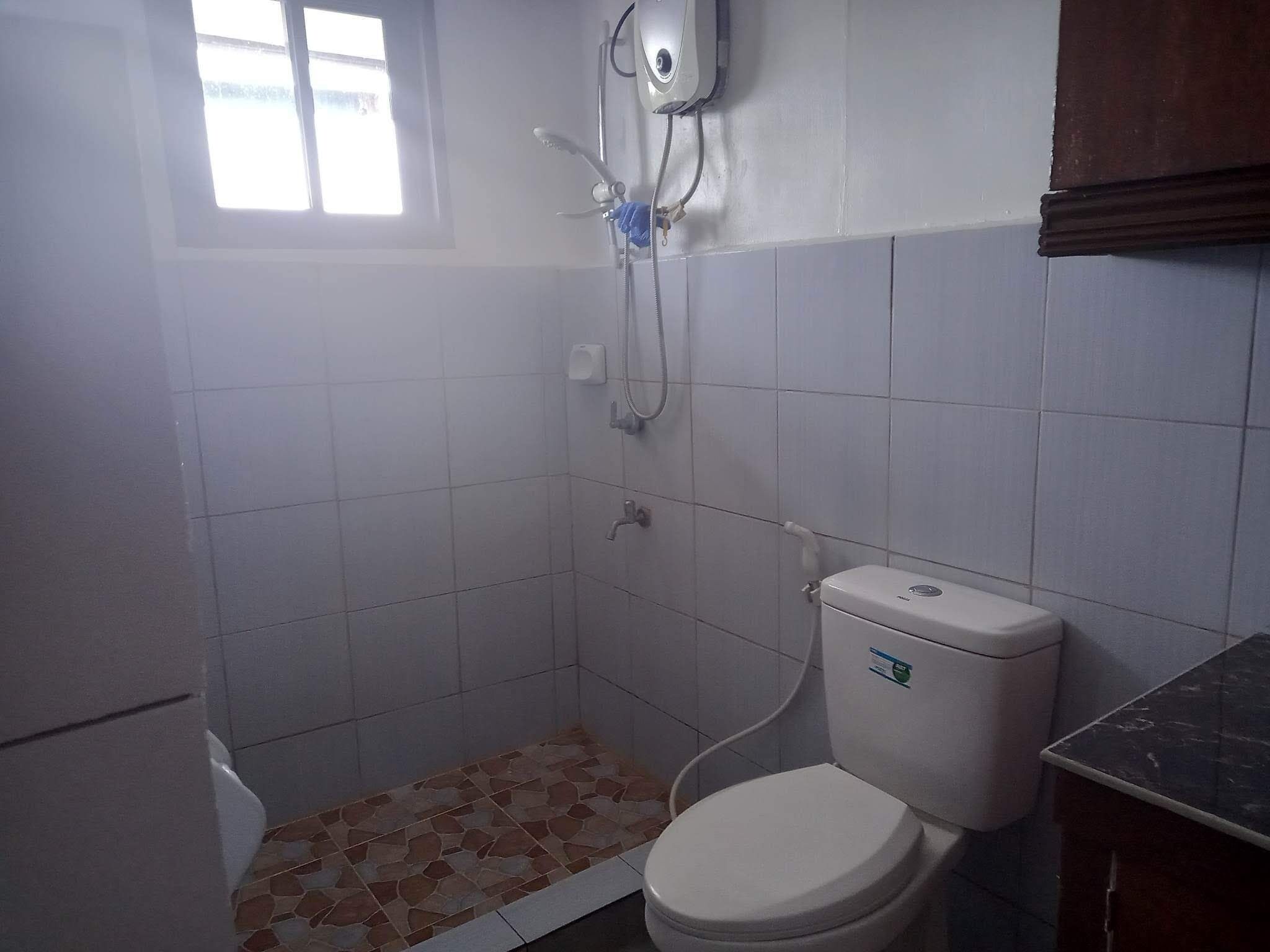 Un bagno piccolo con un WC, una doccia e una finestra.