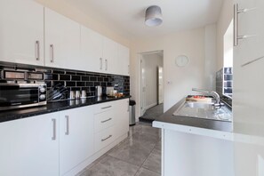 Leilighet | Eget kjøkken | Kjøleskap, mikrobølgeovn, ovn og kokeplater