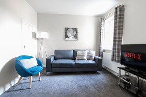 Appartement | Woonruimte | Een 32-inch flatscreentelevisie met digitale zenders en televisie