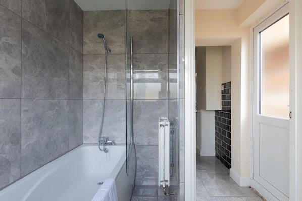Apartment | Bathroom | Combined shower/tub, towels