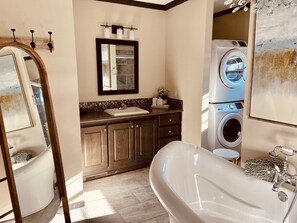 Vasca, asciugacapelli, asciugamani, sapone