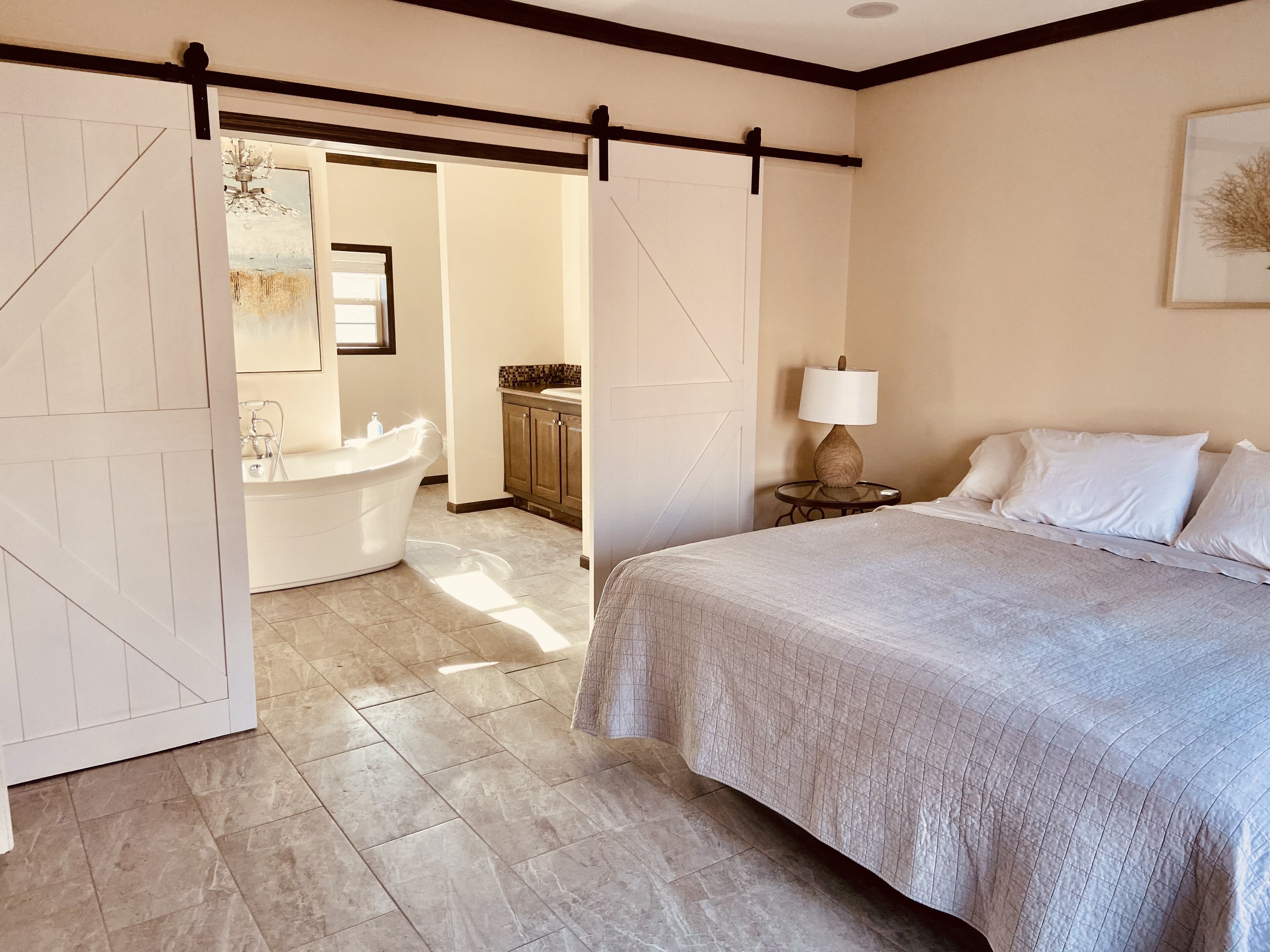 New Design (Farmhouse) for couple getaway- large deck soaking tub w/shower  