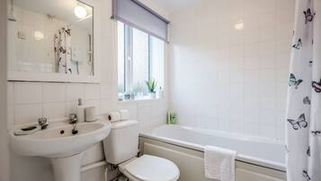 Apartment | Bathroom | Combined shower/bathtub, free toiletries, hair dryer, shampoo