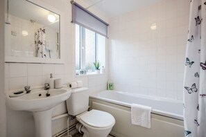 Apartemen | Kamar mandi | Kombinasi shower/bathtub dan perlengkapan mandi gratis