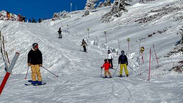 Eine Skipiste mit Skifahrern und einer Seilbahn.
