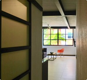 Estudio de diseñador | Caja de seguridad en la habitación y decoración personalizada 