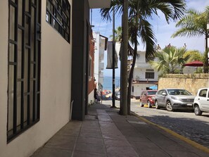 Estudio urbano | Caja de seguridad en la habitación y decoración personalizada 