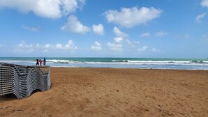 靠近海滩、沙滩椅、沙滩毛巾