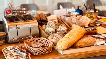 Daily to-go breakfast (SEK 50 per person)