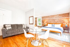 Deluxe Zen Suite 5 | Living area | Smart TV, Netflix, Hulu, streaming services - Hudson Mariner (Hudson)