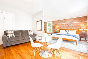 Deluxe Zen Suite 5 | Living area | Smart TV, Netflix, Hulu, streaming services