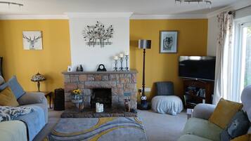 Smart TV, DVD player, livros, videoteca