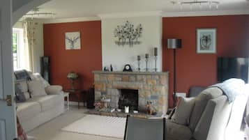 Smart TV, DVD player, livros, videoteca