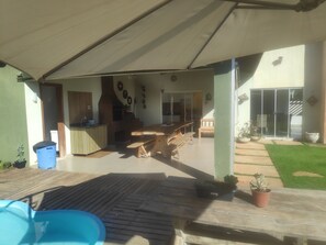 Outdoor dining - Beautiful House in Chapada dos Guimarães (Chapada dos Guimarães)