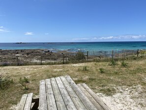 På stranden
