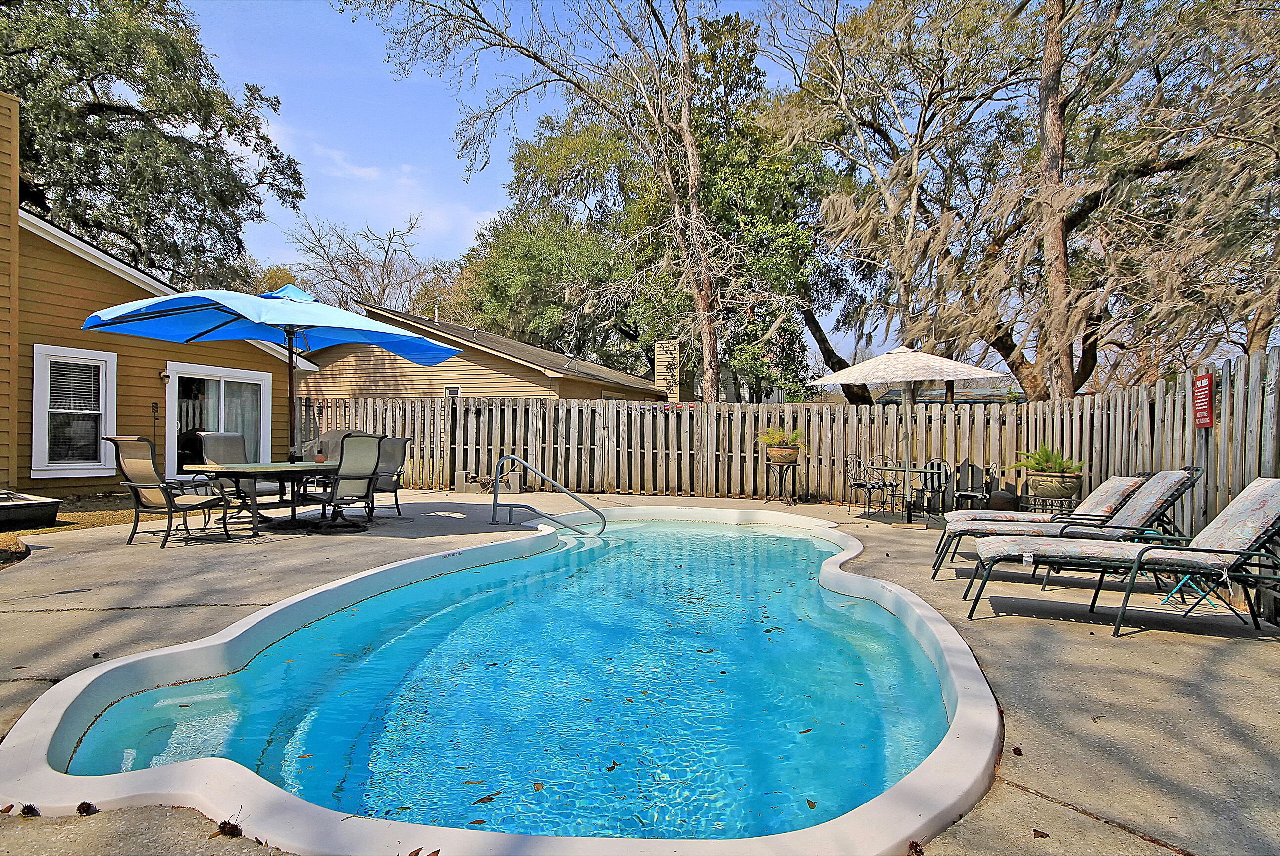 **Private Pool** ^!^PRIME Location^!^ Sleeps6!