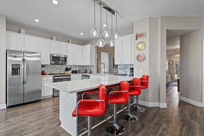 Fridge, microwave, oven, stovetop - 6BR Fun in the Sun with FREE water park (Kissimmee)