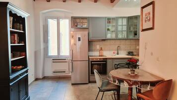 Een koelkast, een microgolfoven, een oven, een kookplaat