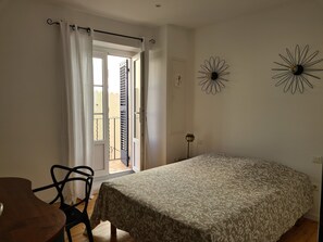 2 bedrooms, iron/ironing board, WiFi