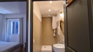 2 bedrooms, iron/ironing board, WiFi