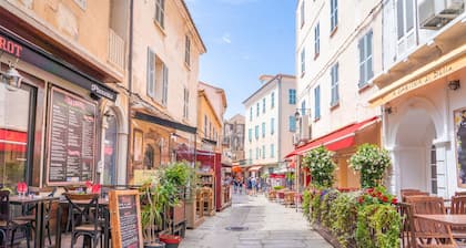 In the heart of Calvi, duplex between the pedestrian street and the port