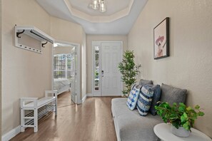 4 habitaciones, tabla de planchar con plancha, cuna de viaje y wifi