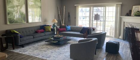 Älytelevisio, takka, stereot, työhuone