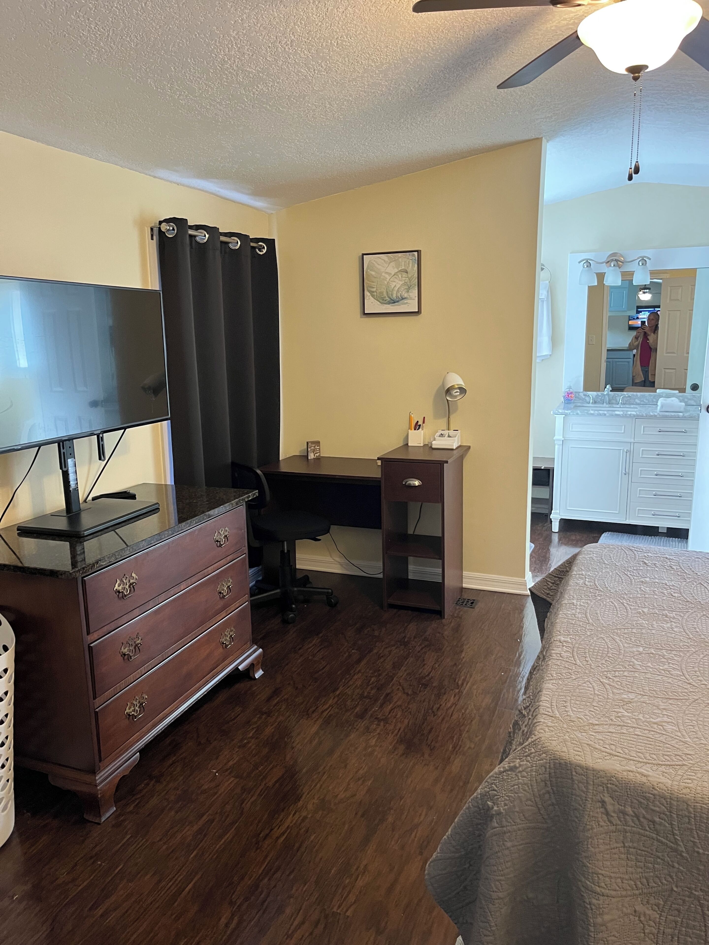3 habitaciones, escritorio, tabla de planchar con plancha y wifi 