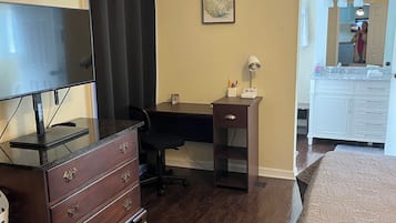 3 habitaciones, escritorio, tabla de planchar con plancha y wifi
