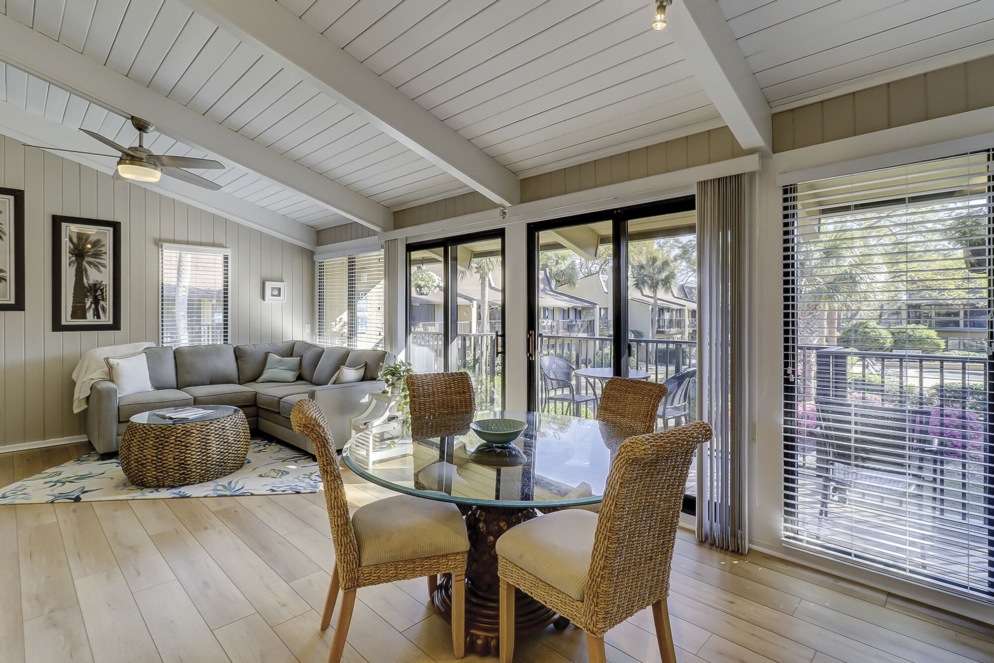 Een smart-tv en een dvd-speler