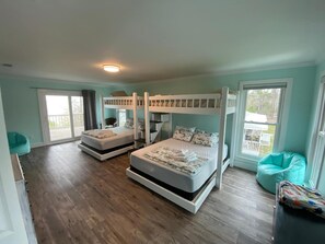 4 habitaciones, tabla de planchar con plancha y cuna de viaje 